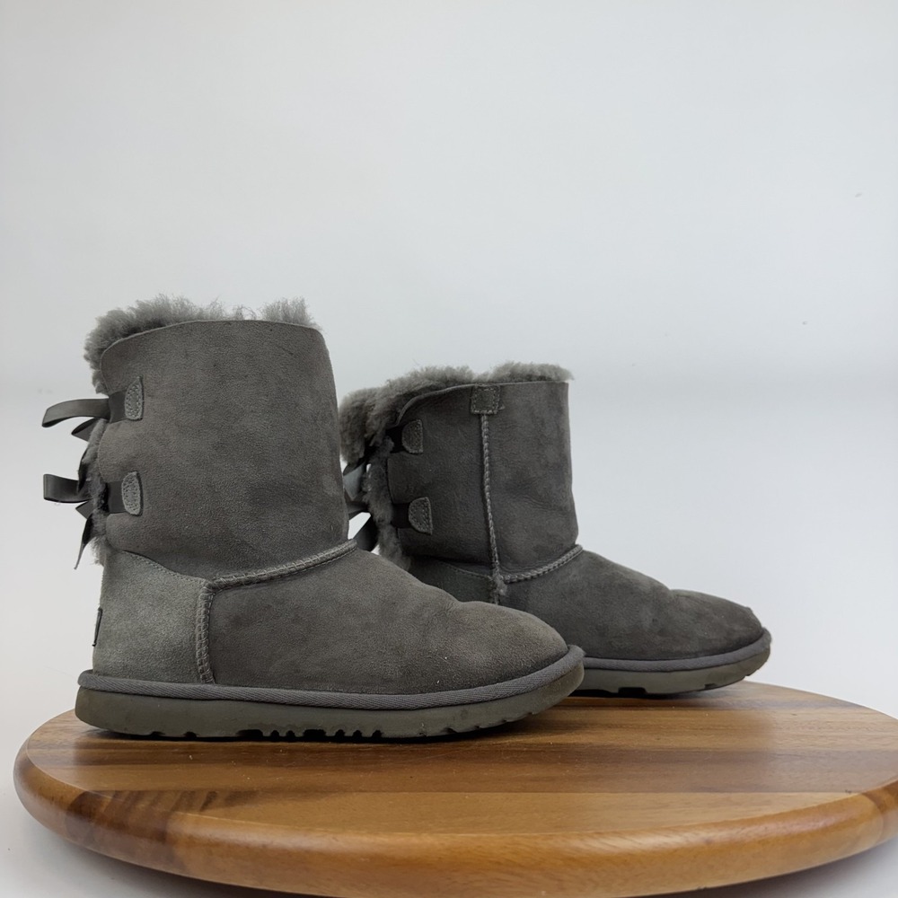 Big Kids Ugg Bailey Bow II‎ Gray Sheepskin Suede Mid Calf Boots Booties Size 4 Y